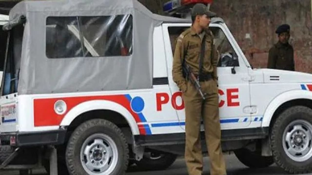 ಪ್ರಸಿದ್ಧ ಪಾನ್ ಮಸಾಲಾ ಉದ್ಯಮಿಯ ಸೊಸೆ ನೇಣಿಗೆ ಶರಣು; ಕೇಳಿಬಂತು 2 ಮದುವೆ ಬಗ್ಗೆ ಮಾತು, ಒಬ್ಬಾಕೆ ಸೌತ್ ನಟಿ.. | Pan Masala Industrialists Family Shocked As Daughter In Law Found Dead ಪ್ರಸಿದ್ಧ ಪಾನ್ ಮಸಾಲಾ ಉದ್ಯಮಿಯ ಸೊಸೆ ನೇಣಿಗೆ ಶರಣು; ಕೇಳಿಬಂತು 2 ಮದುವೆ ಬಗ್ಗೆ ಮಾತು, ಒಬ್ಬಾಕೆ ಸೌತ್ ನಟಿ.. | Pan Masala Industrialists Family Shocked As Daughter In Law Found Dead