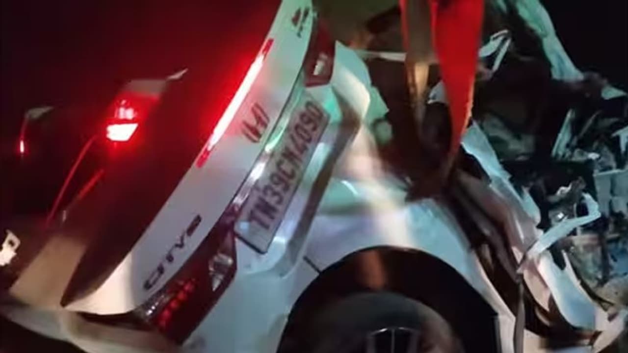 car accident 5 in one family killed tirupur തിരുപ്പൂരിൽ കാറും ബസും ...