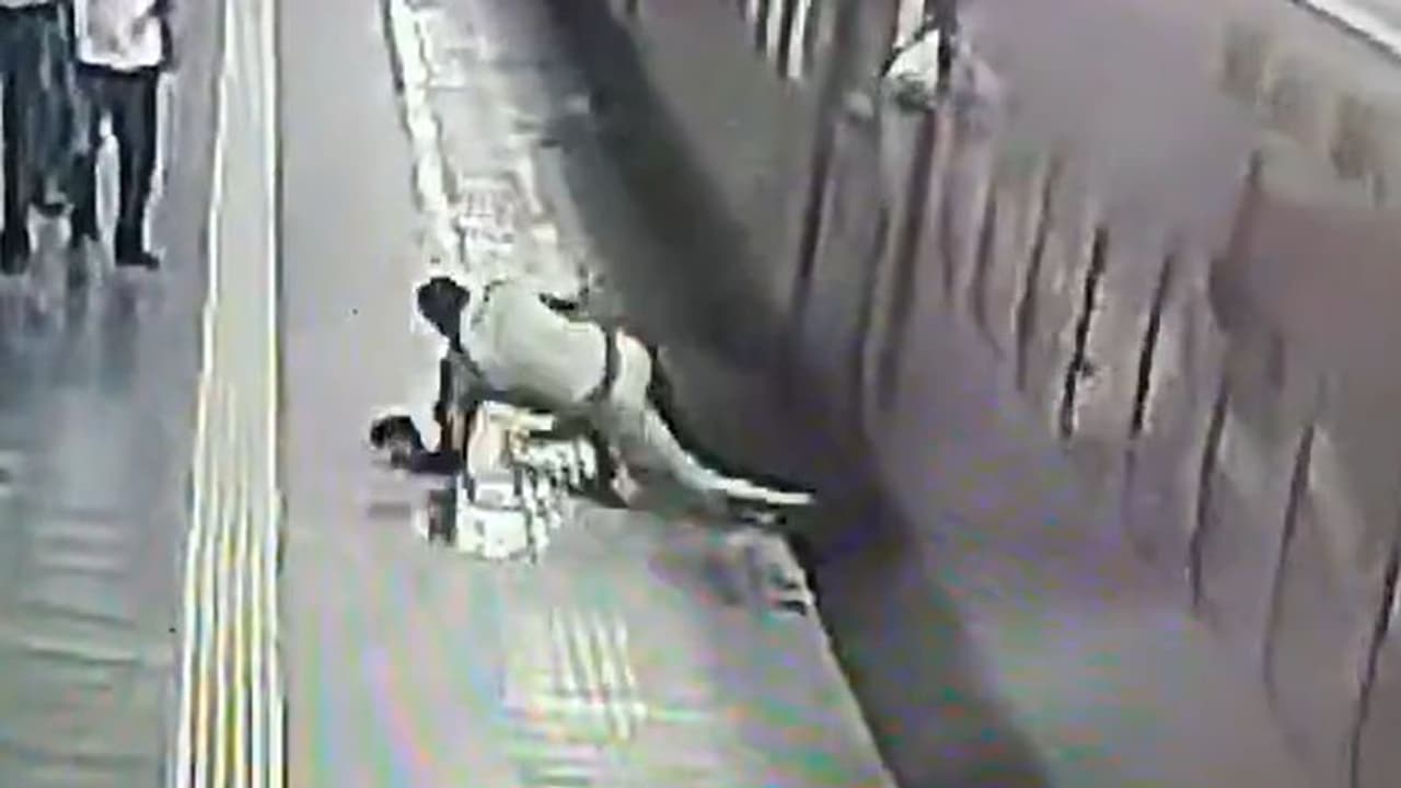 Railway Cop save Elderly Man ಪ್ಲಾಟ್‌ಫಾರ್ಮ್ ಕೆಳಕ್ಕೆ ಜಾರಿದ ವ್ಯಕ್ತಿಯ ಜೀವ ...