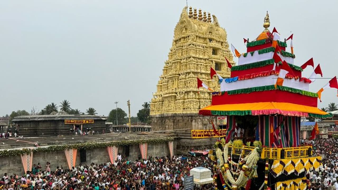 ಬೇಲೂರು ಚನ್ನಕೇಶವ ಬ್ರಹ್ಮ ರಥೋತ್ಸವ; ಕುರಾನ್ ಪಠಣ ಮಾಡದೆ ದೇವರಿಗೆ ವಂದನೆ ...