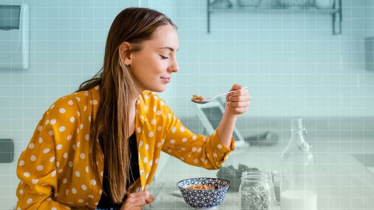 വളരെ സാവധാനത്തിലാണോ ഭക്ഷണം കഴിക്കാറുള്ളത്? എങ്കിൽ നിങ്ങൾക്ക് ചില ...