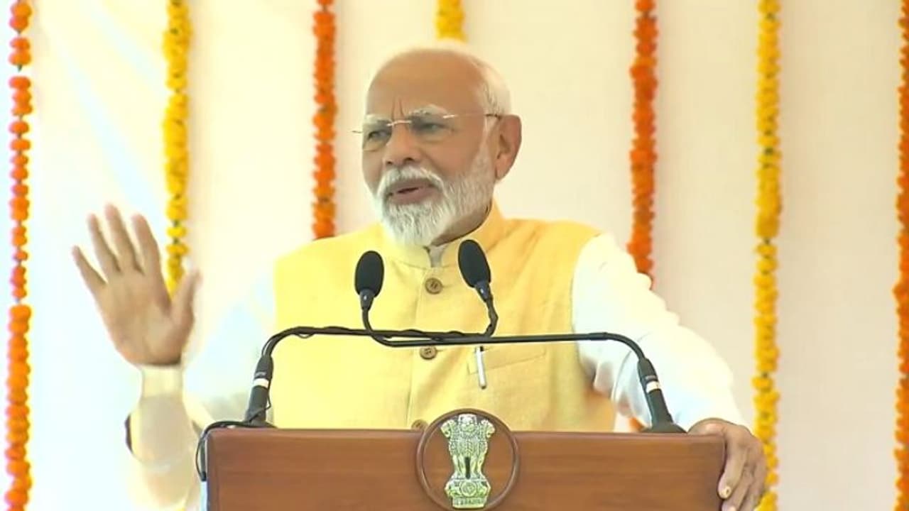 PM Modi addresses PMO officials after assuming office, sets ambitious ...