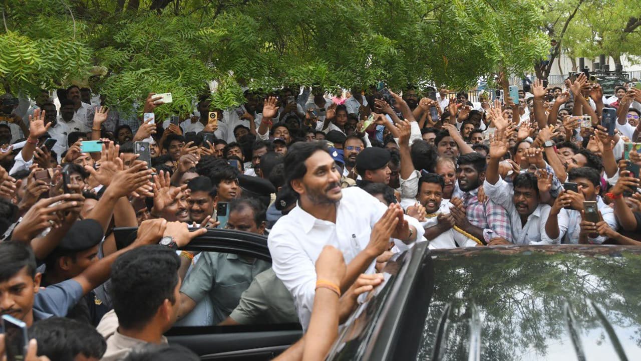 YS Jaganmohan Reddy కాన్వాయ్ యాక్సిడెంట్.. మాజీ సీఎంకు తప్పిన ప్రమాదం ...