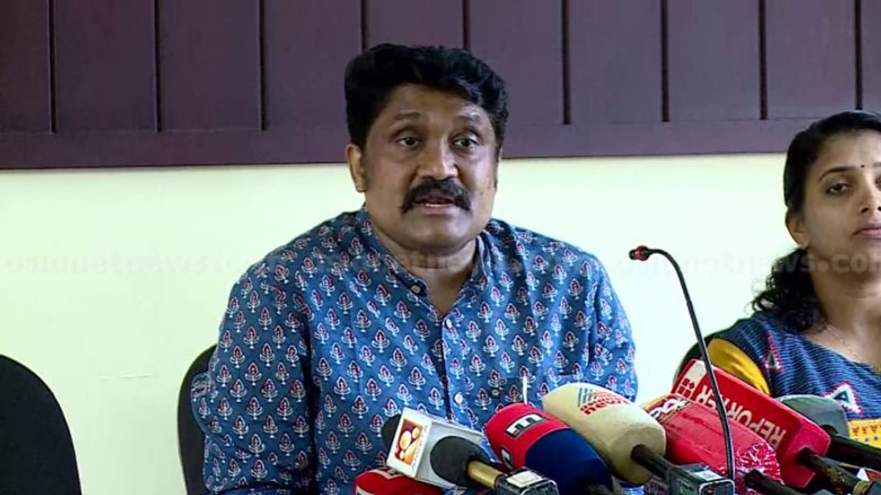 കോൺഗ്രസ് കൂടോത്ര പാര്‍ട്ടിയായി; അന്ധവിശ്വാസങ്ങൾക്കെതിരെ ഡിവൈഎഫ്ഐ ...