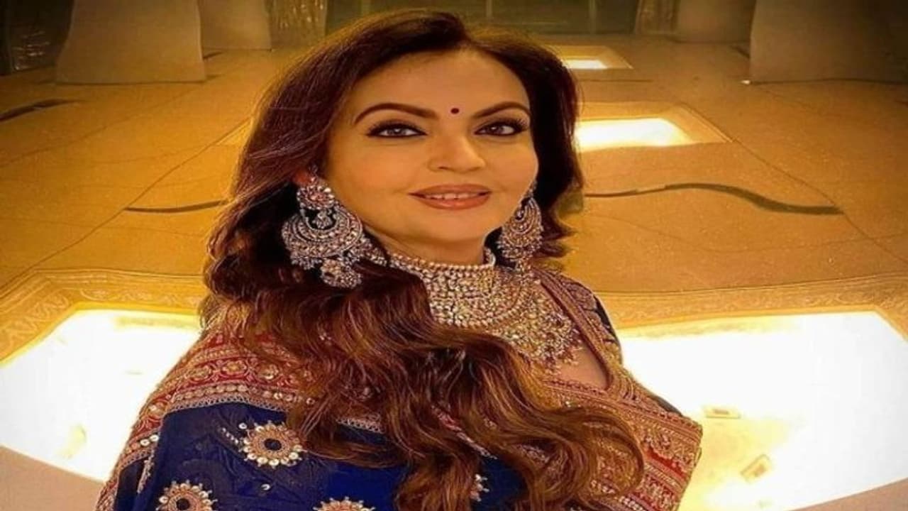 बूढ़ी हो या जवान, सभी पर खिलेंगी Nita Ambani की 4 हेयरस्टाइल 