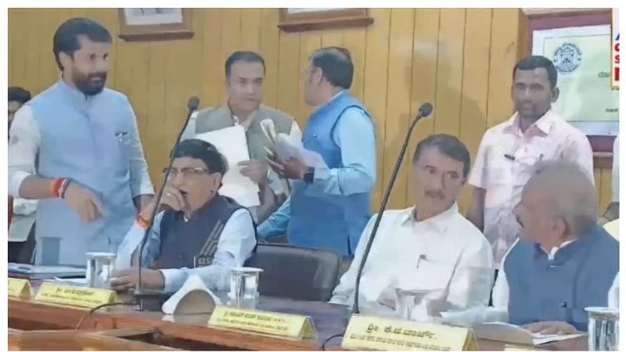 Kdp Ravi MLAs ಕುರ್ಚಿ ಕಿತ್ತಾಟಕ್ಕೆ ಎಸ್ಪಿ, ಡಿಸಿ, ಸಿಇಓ ಹೈರಾಣು: KDP meeting ಮೇಲೆ ...
