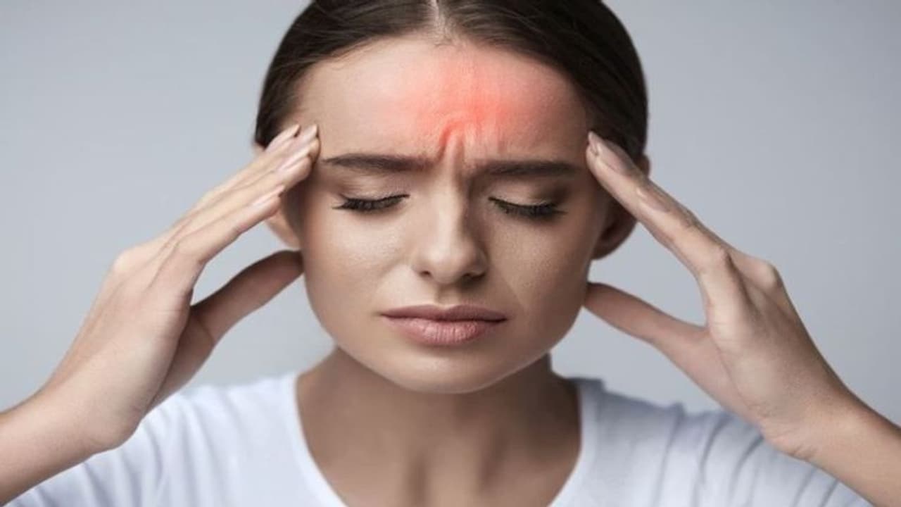 बार-बार Migraine करता है ट्रिगर तो खाने में शामिल करें ये 3 चीजें 