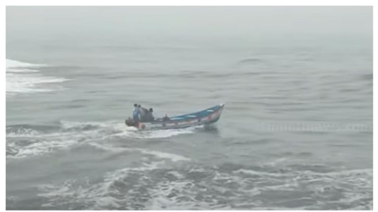 മുതലപ്പൊഴിയിൽ തിരയിൽ പെട്ട് ബോട്ട് മറിഞ്ഞു; രണ്ട് തൊഴിലാളികളെ കാണാനില്ല, രക്ഷാപ്രവർത്തനത്തിന് വെല്ലുവിളിയായി കനത്ത കടലാക്രമണം