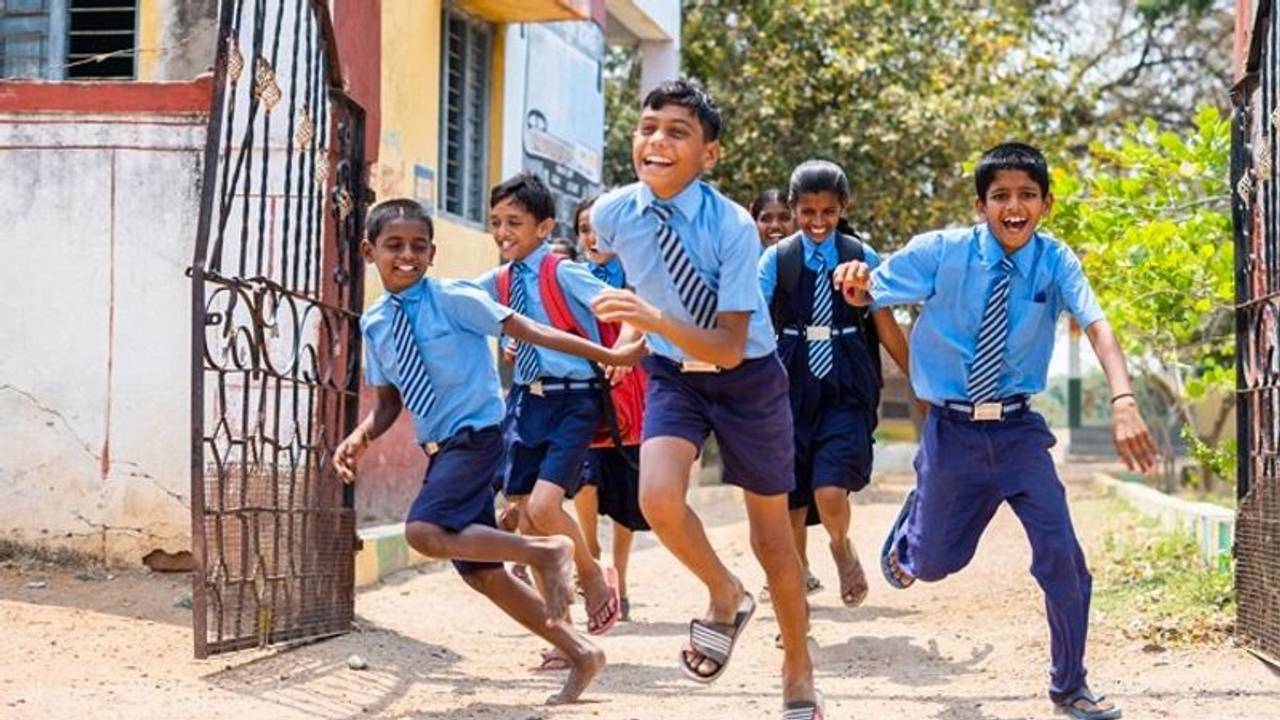 School Holiday: பள்ளி திறந்த கையோடு.! தொடர்ந்து மூன்று நாட்கள் விடுமுறை.! குஷியில் துள்ளிக்குதிக்கும் மாணவர்கள்!