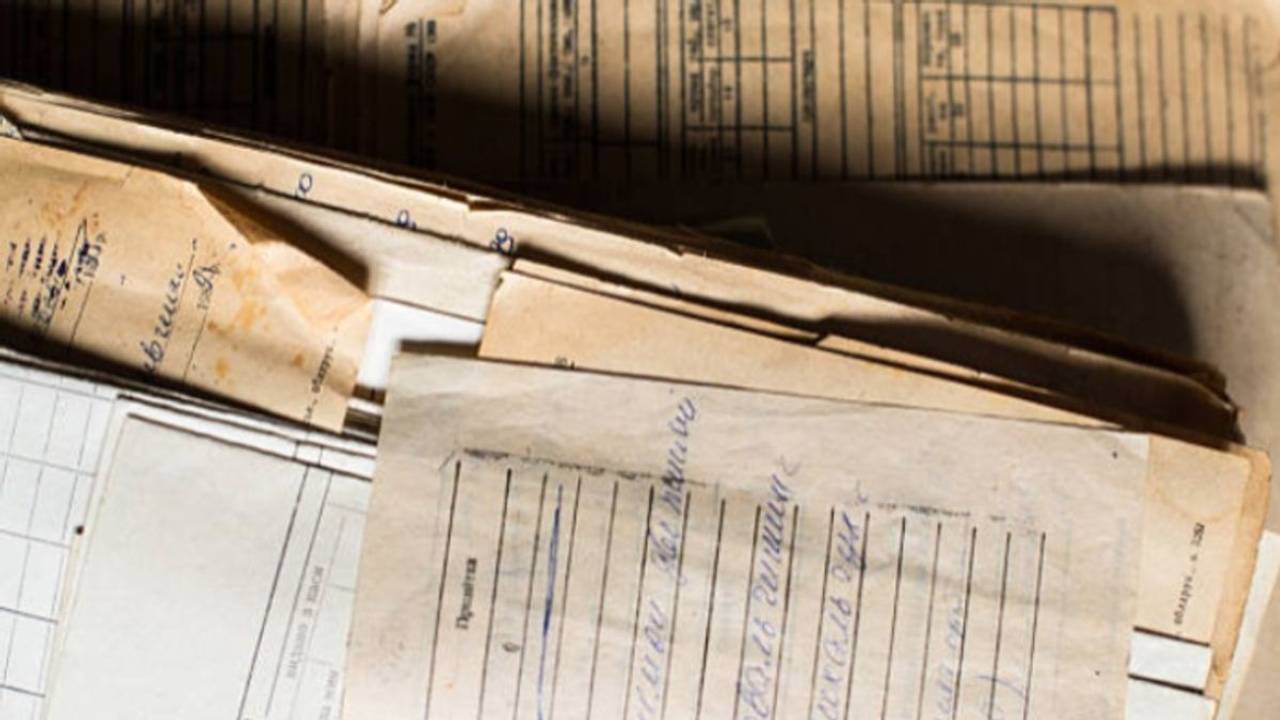 ಮನೆ ಕ್ಲೀನ್ ಮಾಡುವಾಗ ಸಿಕ್ತು ಅಜ್ಜನ 2.5 ಕೋಟಿ ರೂ ಷೇರು, ಮೊಮ್ಮಗನ ಕನಸಿಗೆ ಕೊಳ್ಳಿ ಇಟ್ಟ ಕುಟುಂಬ | Man Found Rs2 5 Crore Shares Certificate At Grandfather House Ends With Conflict ಮನೆ ಕ್ಲೀನ್ ಮಾಡುವಾಗ ಸಿಕ್ತು ಅಜ್ಜನ 2.5 ಕೋಟಿ ರೂ ಷೇರು, ಮೊಮ್ಮಗನ ಕನಸಿಗೆ ಕೊಳ್ಳಿ ಇಟ್ಟ ಕುಟುಂಬ | Man Found Rs2 5 Crore Shares Certificate At Grandfather House Ends With Conflict