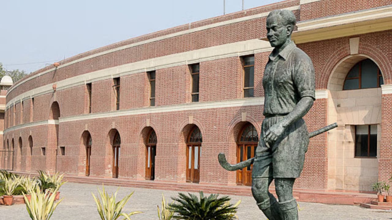 National Sports Day 2025 | Dhyan Chand Jayanti | ಪ್ರತಿ ವರ್ಷ ಆಗಸ್ಟ್ 29ಕ್ಕೆ ಯಾಕೆ ರಾಷ್ಟ್ರೀಯ ಕ್ರೀಡಾ ದಿನ ಆಚರಿಸ್ತಾರೆ? ಯಾವಾಗಿನಿಂದ ಇದು ಆರಂಭವಾಗಿದೆ? | National Sports Day 2025 India Celebrates Dhyanchand Birth Anniversary On Aug 29 National Sports Day 2025 | Dhyan Chand Jayanti | ಪ್ರತಿ ವರ್ಷ ಆಗಸ್ಟ್ 29ಕ್ಕೆ ಯಾಕೆ ರಾಷ್ಟ್ರೀಯ ಕ್ರೀಡಾ ದಿನ ಆಚರಿಸ್ತಾರೆ? ಯಾವಾಗಿನಿಂದ ಇದು ಆರಂಭವಾಗಿದೆ? | National Sports Day 2025 India Celebrates Dhyanchand Birth Anniversary On Aug 29