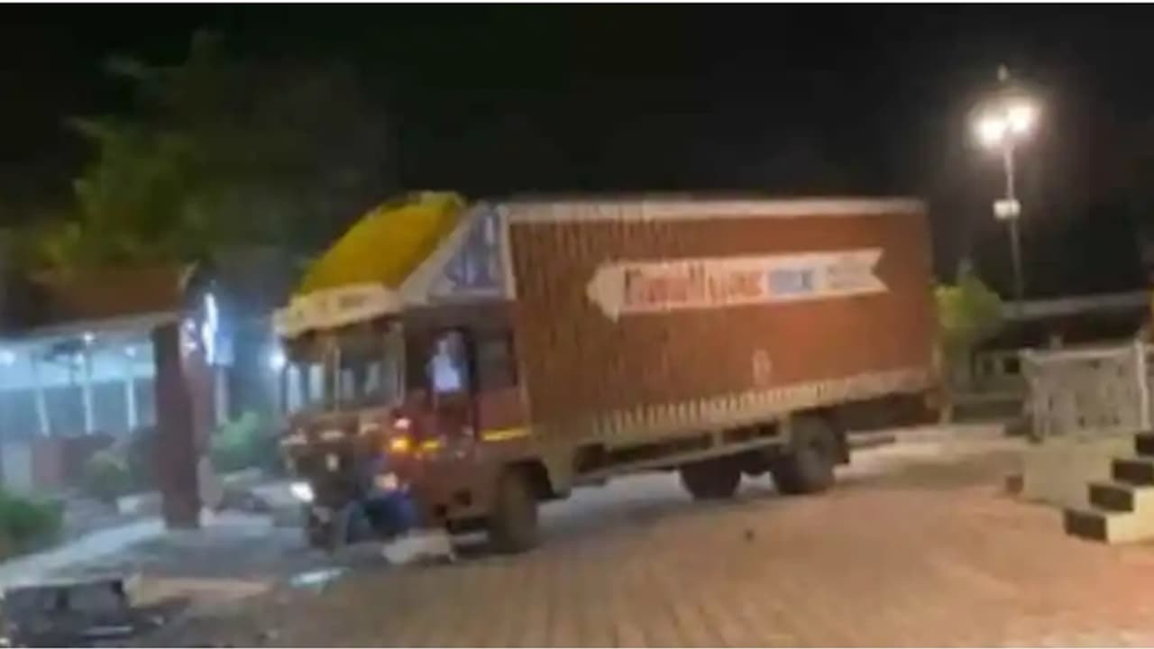 Drunk Driver Rams Truck Into Hotel After Being Denied Food ഭക്ഷണം ...