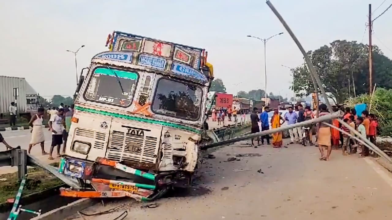 10 workers killed in Road accident in UP Varanasi തൊഴിലാളികൾ സഞ്ചരിച്ച ...