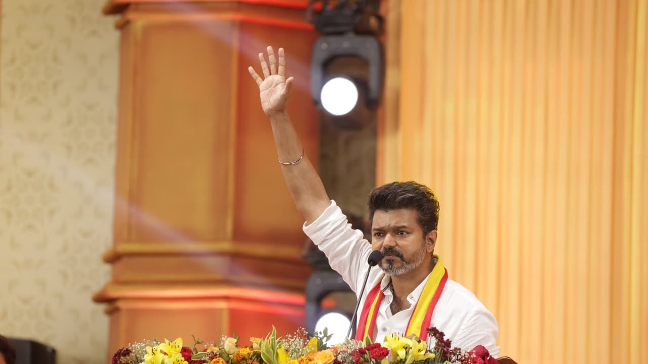 ಸಭೆಯಲ್ಲಿ ಮುಖ್ಯಮಂತ್ರಿಯನ್ನೇ ‘ಅಂಕಲ್’ ಎಂದ Thalapathy Vijay; ಕಾರ್ಯಕರ್ತರನ್ನೇ ತಳ್ಳಿದ ಬೌನ್ಸರ್ಸ್ | Tvk Party Conference Thalapathy Vijay Calls Stalin As Uncle ಸಭೆಯಲ್ಲಿ ಮುಖ್ಯಮಂತ್ರಿಯನ್ನೇ ‘ಅಂಕಲ್’ ಎಂದ Thalapathy Vijay; ಕಾರ್ಯಕರ್ತರನ್ನೇ ತಳ್ಳಿದ ಬೌನ್ಸರ್ಸ್ | Tvk Party Conference Thalapathy Vijay Calls Stalin As Uncle
