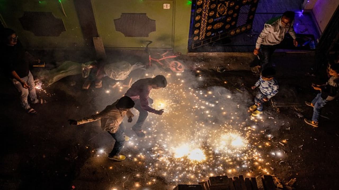 ದೆಹಲಿ-ಎನ್ಸಿಆರ್ ಪ್ರದೇಶದಕ್ಕಷ್ಟೇ ಸೀಮಿತವಾಗಿ ಪಟಾಕಿ ನಿರ್ಬಂಧಿಸುವ ಕೇಂದ್ರ ಸರ್ಕಾರದ ನಿರ್ಧಾರಕ್ಕೆ ಸುಪ್ರೀಂ ಕೋರ್ಟ್ ತೀವ್ರ ಆಕ್ಷೇಪ ವ್ಯಕ್ತಪಡಿಸಿದೆ. | Supreme Court Calls For All Over India Firecracker Ban Not Just Delhi Ncr ದೆಹಲಿ-ಎನ್ಸಿಆರ್ ಪ್ರದೇಶದಕ್ಕಷ್ಟೇ ಸೀಮಿತವಾಗಿ ಪಟಾಕಿ ನಿರ್ಬಂಧಿಸುವ ಕೇಂದ್ರ ಸರ್ಕಾರದ ನಿರ್ಧಾರಕ್ಕೆ ಸುಪ್ರೀಂ ಕೋರ್ಟ್ ತೀವ್ರ ಆಕ್ಷೇಪ ವ್ಯಕ್ತಪಡಿಸಿದೆ. | Supreme Court Calls For All Over India Firecracker Ban Not Just Delhi Ncr