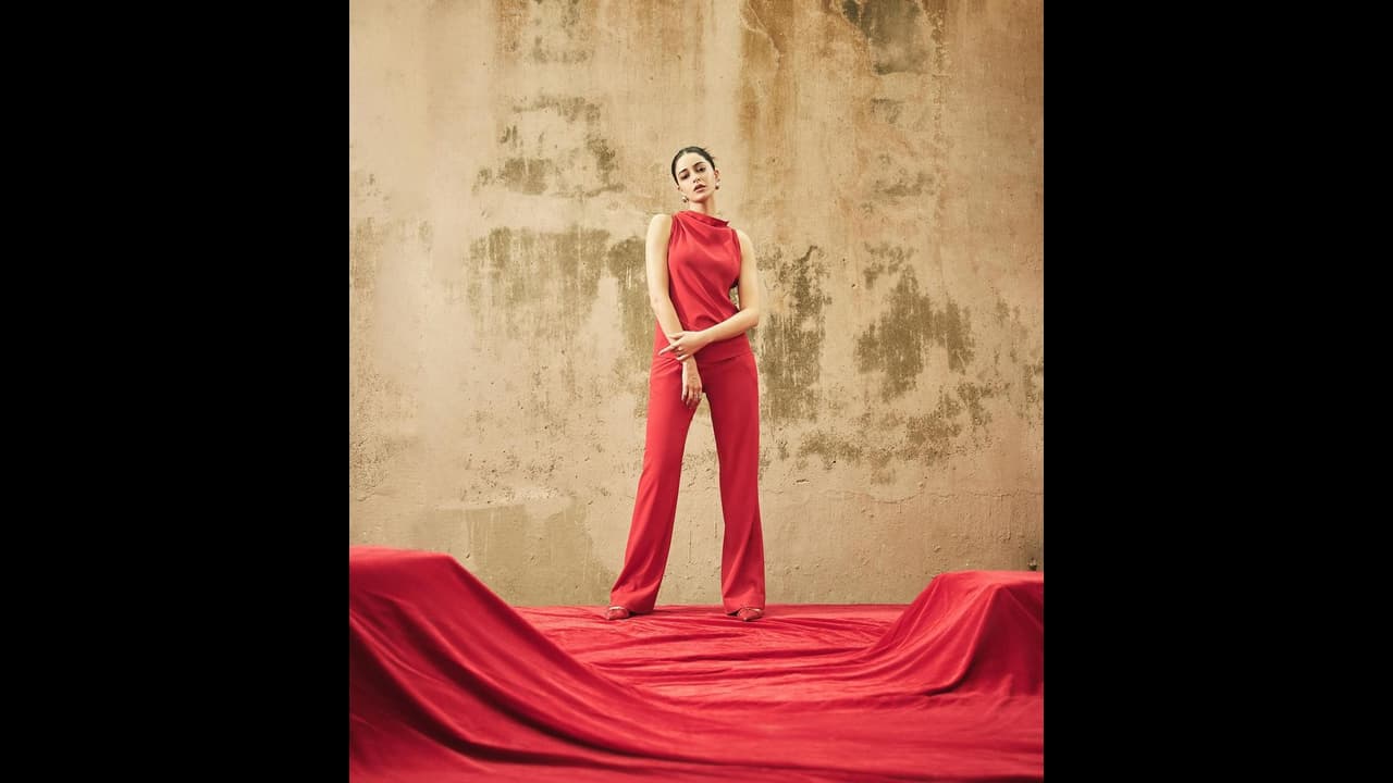 Ananya Panday looks stunning in RED backless dress; photos go VIRAL  [PICTURES] | Asianet Newsable