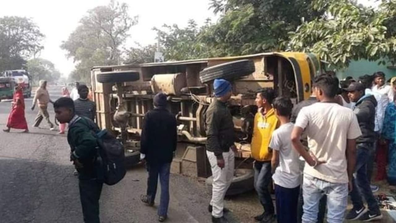 राजस्थान में बड़ा हादसा: स्कूली बच्चों से भरी बस पलटी, कई मासूमों की मौत |  Pali Road Accident School Bus Overturned Many Students Dead And Injured In  Rajsamand | Asianet News Hindi