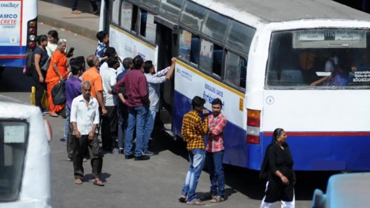 ಶಕ್ತಿ ಯೋಜನೆಗೆ ಕನ್ನ ಹಾಕಿ ಪುರುಷರಿಗೂ ಉಚಿತ ಟಿಕೆಟ್ ನೀಡಿ ದುಡ್ಡು ಮಾಡಿದ ಬಿಎಂಟಿಸಿ ಕಂಡಕ್ಟರ್ಗಳು! | Bmtc Shakti Scheme Scam 5 Conductors Suspended For Upi Fraud In Bengaluru Gdp ಶಕ್ತಿ ಯೋಜನೆಗೆ ಕನ್ನ ಹಾಕಿ ಪುರುಷರಿಗೂ ಉಚಿತ ಟಿಕೆಟ್ ನೀಡಿ ದುಡ್ಡು ಮಾಡಿದ ಬಿಎಂಟಿಸಿ ಕಂಡಕ್ಟರ್ಗಳು! | Bmtc Shakti Scheme Scam 5 Conductors Suspended For Upi Fraud In Bengaluru Gdp