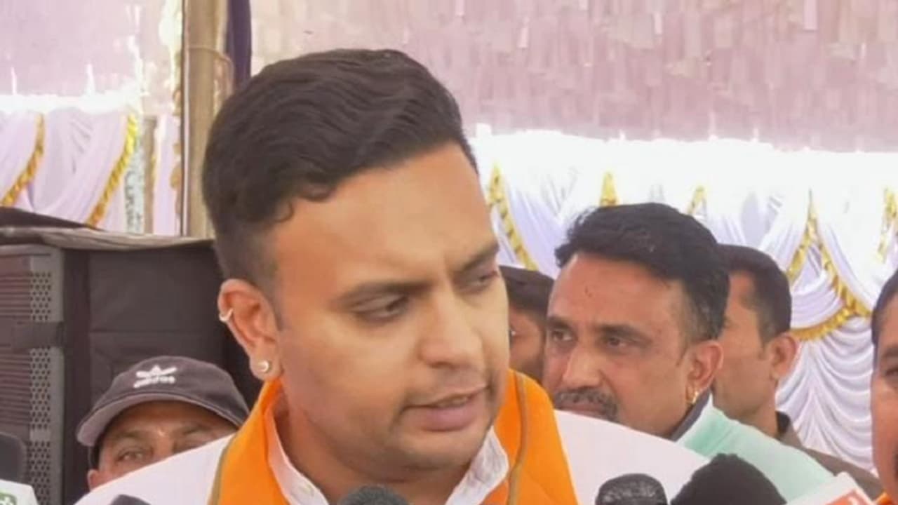 ಸಿದ್ದರಾಮಯ್ಯ ದಾಖಲೆಗೆ ಮೈಸೂರು ಸಂಸದ ಕಿಡಿ, ಕಾಗೆ ಮೇಲೆ ಕಪ್ಪು ಚುಕ್ಕೆ ಲೆಕ್ಕ ಹಾಕಲು ಆಗುತ್ತಾ? ಯದುವೀರ್ ಪ್ರಶ್ನೆ | Mysuru Airport Corruption Drugs Mp Yaduveer Wadiyar Sharp Attack On Siddaramaiah ಸಿದ್ದರಾಮಯ್ಯ ದಾಖಲೆಗೆ ಮೈಸೂರು ಸಂಸದ ಕಿಡಿ, ಕಾಗೆ ಮೇಲೆ ಕಪ್ಪು ಚುಕ್ಕೆ ಲೆಕ್ಕ ಹಾಕಲು ಆಗುತ್ತಾ? ಯದುವೀರ್ ಪ್ರಶ್ನೆ | Mysuru Airport Corruption Drugs Mp Yaduveer Wadiyar Sharp Attack On Siddaramaiah