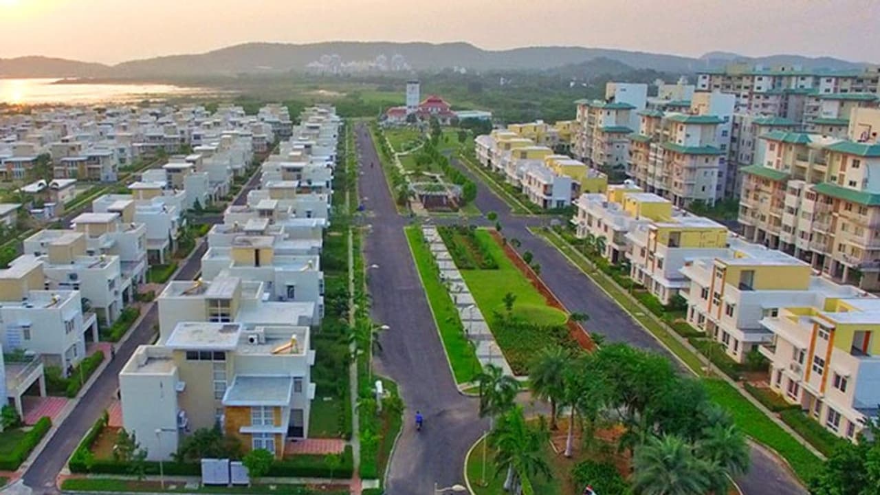 सिर्फ एक पेंट से कम होगी भीषण गर्मी? सफेद छतों का सच जानकर हैरान रह जाएंगे आप!