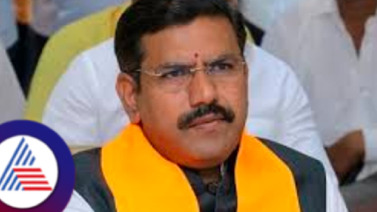 ಸಮರೋಪಾದಿಯಲ್ಲಿ ವಿಜಯೇಂದ್ರ ಪಕ್ಷ ಸಂಘಟನೆ- ಬಿಜೆಪಿ ರಾಜ್ಯಾಧ್ಯಕ್ಷ ಸ್ಥಾನದ ಗೊಂದಲದ ನಡುವೆಯೂ ಕಾರ್ಯ | Vijayendra Steps Up Party Organisation In War Footing ಸಮರೋಪಾದಿಯಲ್ಲಿ ವಿಜಯೇಂದ್ರ ಪಕ್ಷ ಸಂಘಟನೆ- ಬಿಜೆಪಿ ರಾಜ್ಯಾಧ್ಯಕ್ಷ ಸ್ಥಾನದ ಗೊಂದಲದ ನಡುವೆಯೂ ಕಾರ್ಯ | Vijayendra Steps Up Party Organisation In War Footing