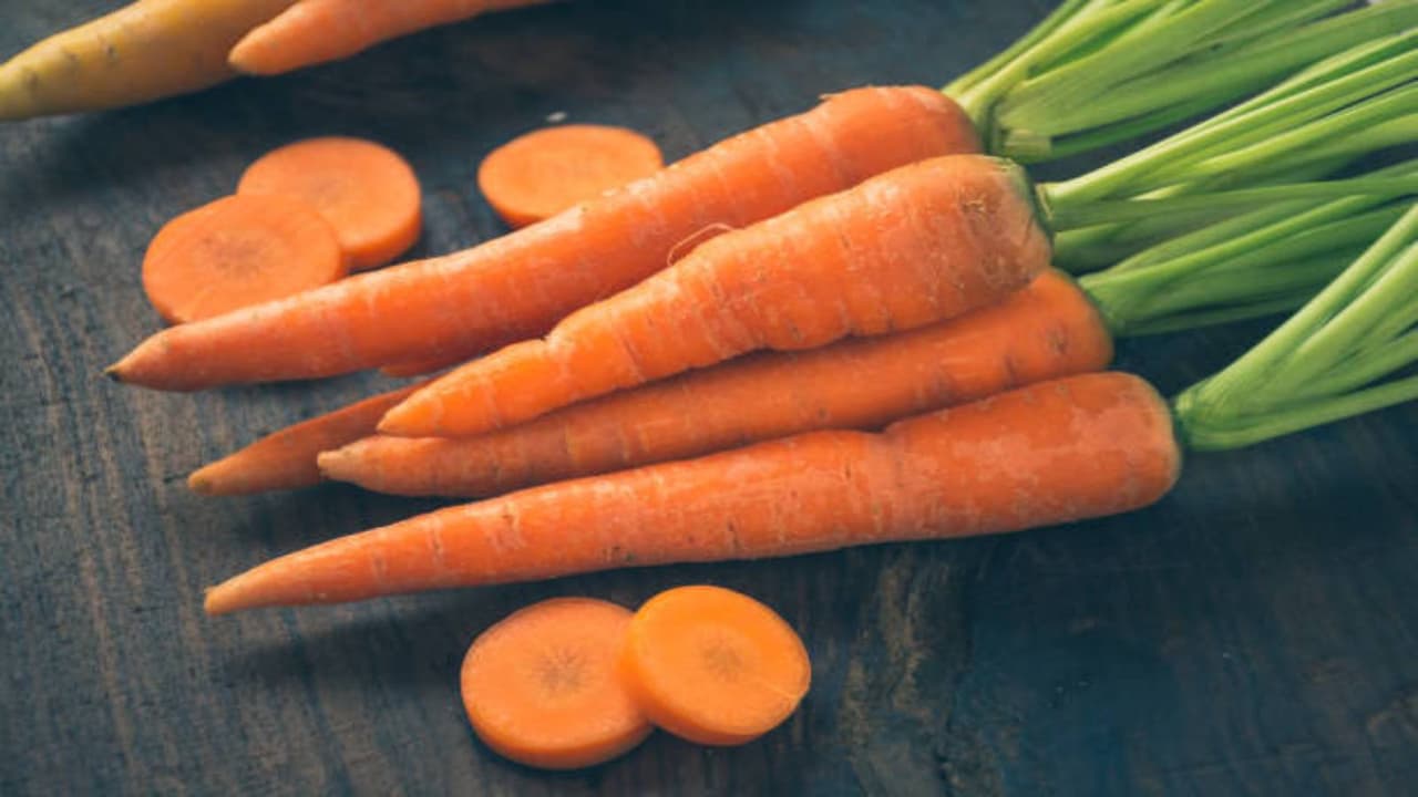ಕ್ಯಾರೆಟ್ 20 ರೂ. ಕೆಜಿ ಅಂತಾ ಹಾಳು ಮಾಡಬೇಡಿ: ಈ ಟಿಪ್ಸ್ ಬಳಸಿ ತಿಂಗಳುಗಟ್ಟಲೆ ಫ್ರೆಶ್ ಆಗಿಟ್ಟು, ಹಣ ಉಳಿಸಿ! | Bengaluru Low Price Food Tips How To Store Carrots Fresh For Months In Kannada Sat ಕ್ಯಾರೆಟ್ 20 ರೂ. ಕೆಜಿ ಅಂತಾ ಹಾಳು ಮಾಡಬೇಡಿ: ಈ ಟಿಪ್ಸ್ ಬಳಸಿ ತಿಂಗಳುಗಟ್ಟಲೆ ಫ್ರೆಶ್ ಆಗಿಟ್ಟು, ಹಣ ಉಳಿಸಿ! | Bengaluru Low Price Food Tips How To Store Carrots Fresh For Months In Kannada Sat