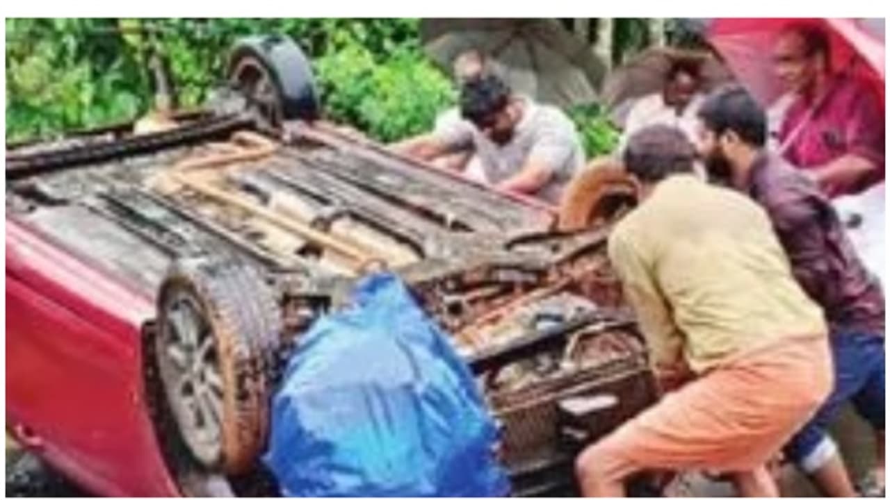 car driver lost control while turning വൈദ്യുതി പോസ്റ്റിൽ ഇടിച്ച ശേഷം ...