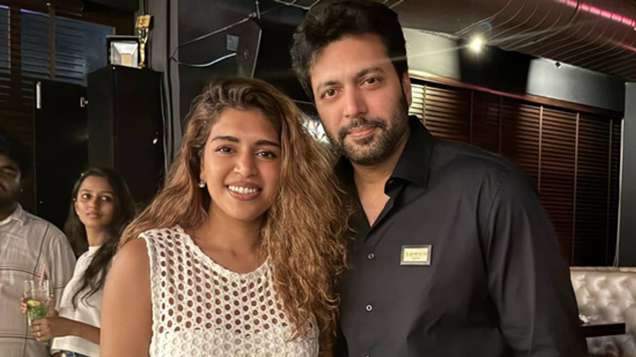 Jayam Ravi: ಗೋವಾದಲ್ಲಿ 42 ಲಕ್ಷದ ಆಸ್ತಿ! ದಾಖಲೆಯಲ್ಲಿ ‘ಅವಿವಾಹಿತ’ ಎಂದ ನಟ ರವಿ ಮೋಹನ್: ಏನಿದು ರಹಸ್ಯ ಡೀಲ್? | Jayam Ravi And Kenishaa Francis Goa Property Controversy Gvd Jayam Ravi: ಗೋವಾದಲ್ಲಿ 42 ಲಕ್ಷದ ಆಸ್ತಿ! ದಾಖಲೆಯಲ್ಲಿ ‘ಅವಿವಾಹಿತ’ ಎಂದ ನಟ ರವಿ ಮೋಹನ್: ಏನಿದು ರಹಸ್ಯ ಡೀಲ್? | Jayam Ravi And Kenishaa Francis Goa Property Controversy Gvd