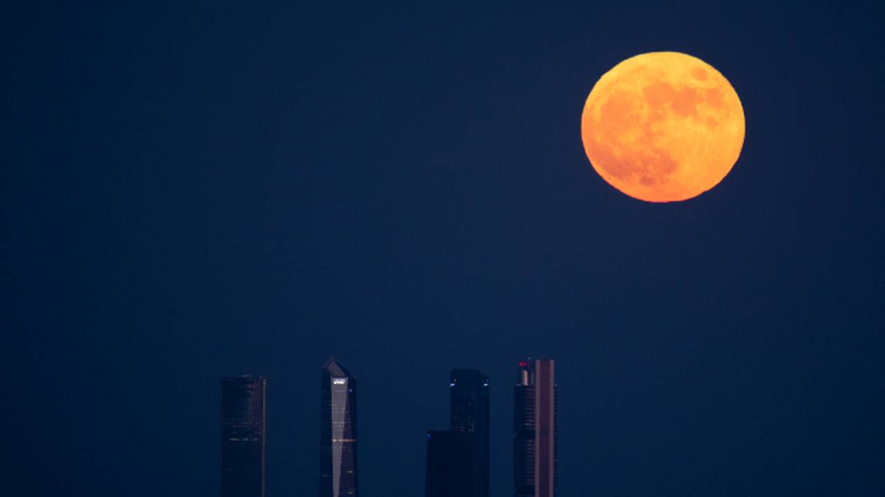 ಒಂದೇ ಒಂದು ದಿನ ಚಂದ್ರ ಕಾಣಿಸೋಲ್ಲ ಅಂದ್ರೆ ಏನೇನಾಗಬಹುದು? ಎಂದಾದ್ರೂ ಈ ಬಗ್ಗೆ ಯೋಚಿಸಿದ್ದೀರಾ ? | What Would Happen On Earth If The Moon Disappeared ಒಂದೇ ಒಂದು ದಿನ ಚಂದ್ರ ಕಾಣಿಸೋಲ್ಲ ಅಂದ್ರೆ ಏನೇನಾಗಬಹುದು? ಎಂದಾದ್ರೂ ಈ ಬಗ್ಗೆ ಯೋಚಿಸಿದ್ದೀರಾ ? | What Would Happen On Earth If The Moon Disappeared