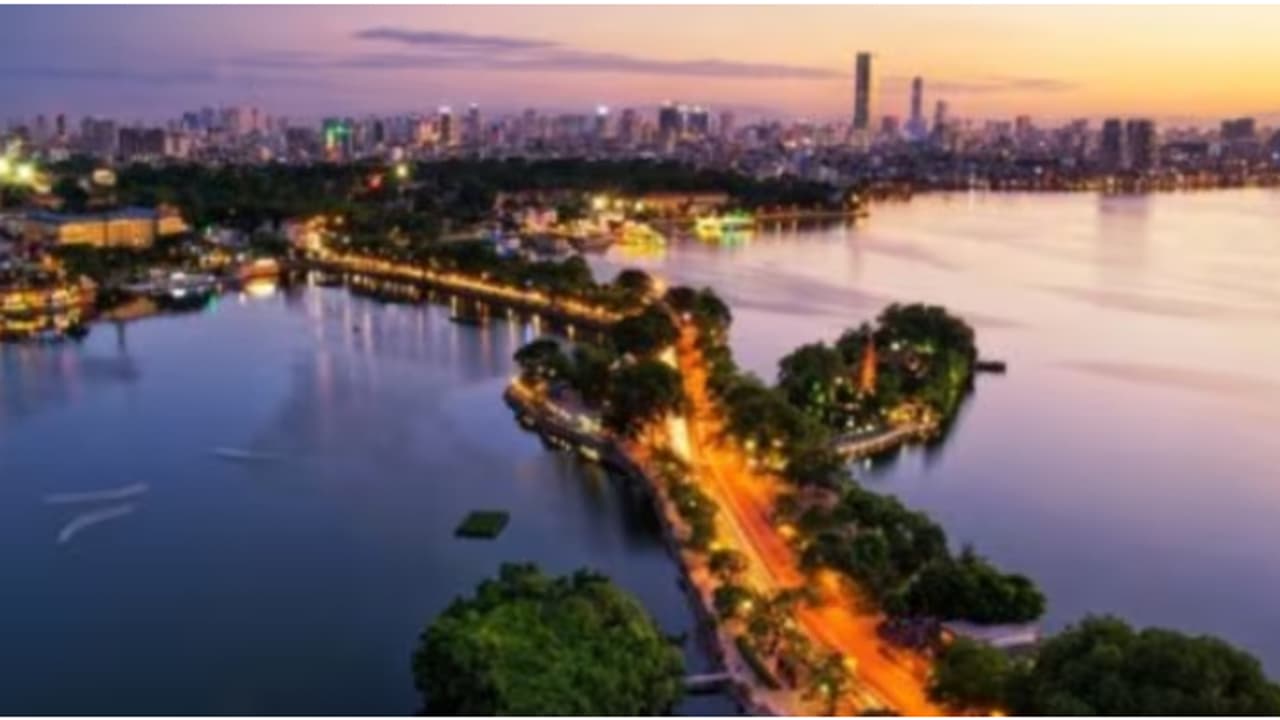 “Every Tourist Is an Ambassador”: Bengaluru Couple’s Vietnam Cruise Video Sparks Debate on Civic Sense (WATCH)