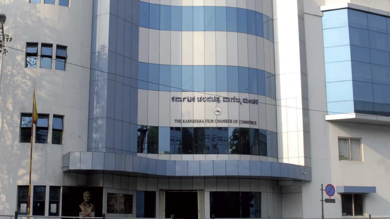 ಒಂದೇ ಹೆಸರಿನ ಚಿತ್ರದಲ್ಲಿ ತಂದೆ, ಇಬ್ಬರು ಮಕ್ಕಳು ನಟಿಸಿದ್ದು ಚಿತ್ರರಂಗದಲ್ಲಿ ದಾಖಲೆ; ಯಾರು? ಅದು ಯಾವುದು? | Dr Rajkumar And His 2 Sons Acted In Gandhada Gudi Same Title Is Record ಒಂದೇ ಹೆಸರಿನ ಚಿತ್ರದಲ್ಲಿ ತಂದೆ, ಇಬ್ಬರು ಮಕ್ಕಳು ನಟಿಸಿದ್ದು ಚಿತ್ರರಂಗದಲ್ಲಿ ದಾಖಲೆ; ಯಾರು? ಅದು ಯಾವುದು? | Dr Rajkumar And His 2 Sons Acted In Gandhada Gudi Same Title Is Record