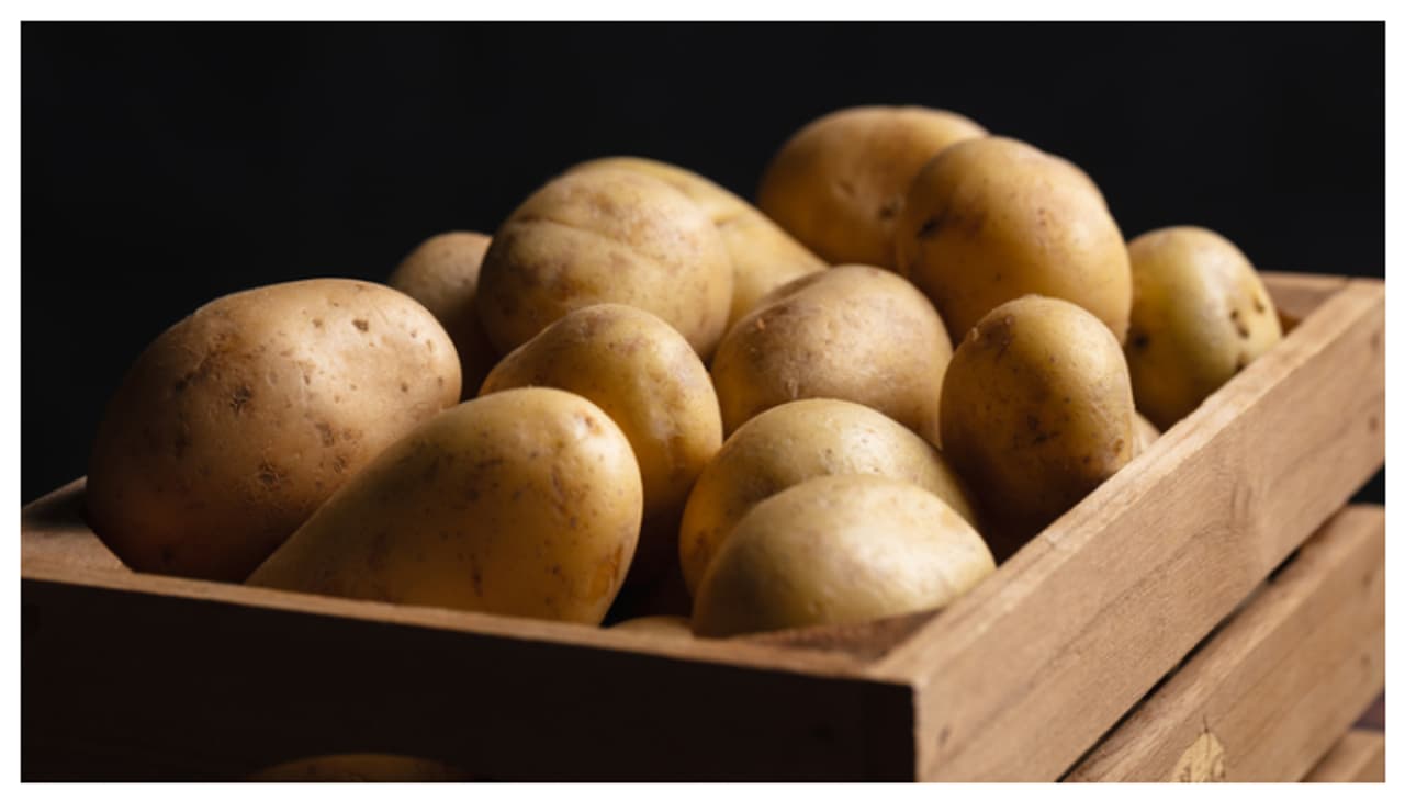 Potato Storage Tips: ಆಲೂಗಡ್ಡೆ ಈ ರೀತಿ ಸಂಗ್ರಹಿಸಿದರೆ 4 ತಿಂಗಳವರೆಗೆ ಫ್ರೆಶ್ ಆಗಿರುತ್ತವೆ | How To Keep Your Potatoes Sprout Free And Fresh For Months Potato Storage Tips: ಆಲೂಗಡ್ಡೆ ಈ ರೀತಿ ಸಂಗ್ರಹಿಸಿದರೆ 4 ತಿಂಗಳವರೆಗೆ ಫ್ರೆಶ್ ಆಗಿರುತ್ತವೆ | How To Keep Your Potatoes Sprout Free And Fresh For Months