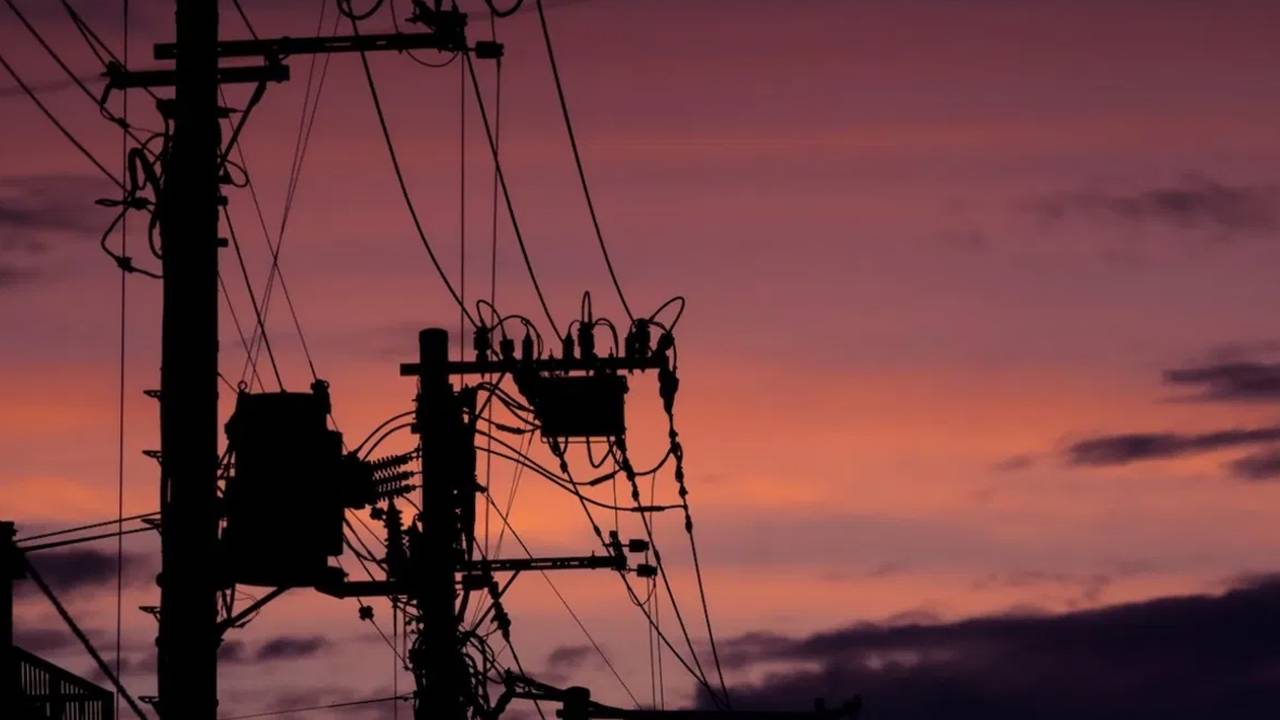 என்னடா இது வம்பா போச்சு.. திங்கள் கிழமை அதுவுமா தமிழகம் முழுவதும் காலை 9 மணி முதல் மின்தடை!