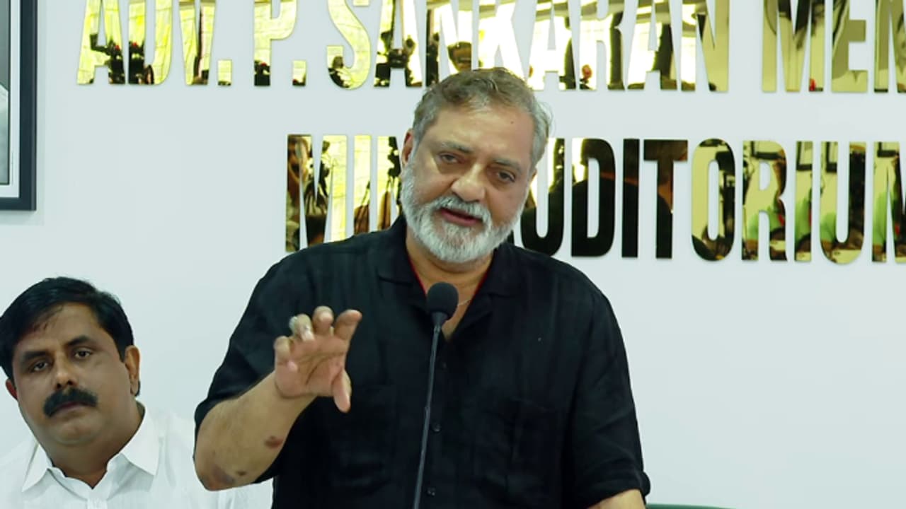 പ്രതിപക്ഷ നേതാവാകാൻ പേടിയെങ്കിൽ ഭാഷാ ഇൻസ്റ്റിറ്റ്യൂട്ടിൽ ജോലി നോക്കാം: പിണറായിയെ പരിഹസിച്ച് ജോയ് മാത്യൂ