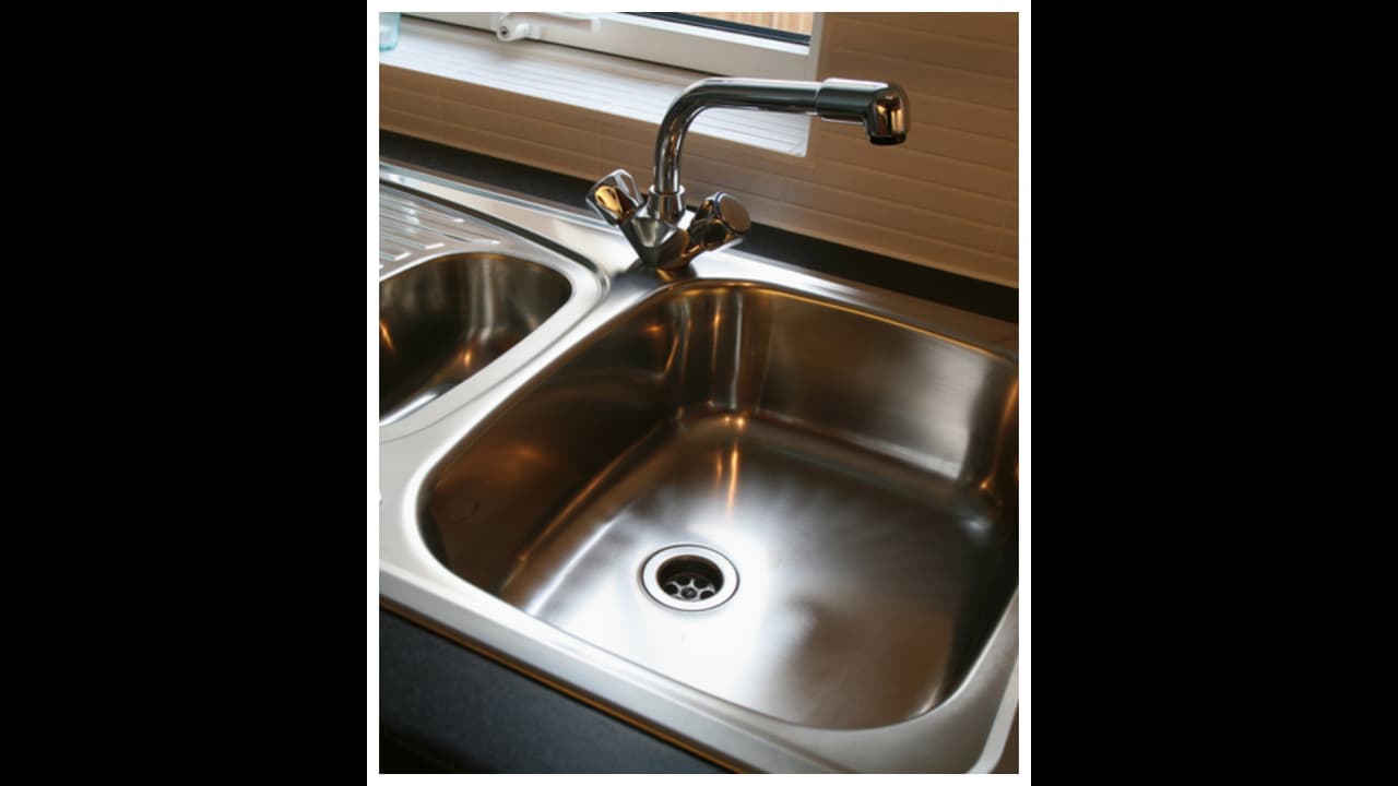 Kitchen Sink Cleaning: ಈ ಸಿಂಪಲ್ ಟಿಪ್ಸ್ ಫಾಲೋ ಮಾಡಿದ್ರೆ ನಿಮ್ಮ ಕಿಚನ್ ಸಿಂಕ್ ಪಳಪಳ ಹೊಳೆಯುತ್ತೆ!