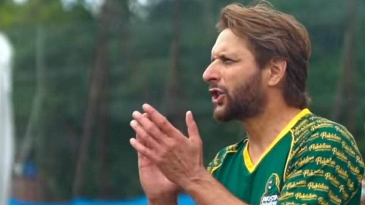 Ex-Pakistan Captain Shahid Afridi Slammed After Backing Government on Fuel Price Hike (WATCH)
