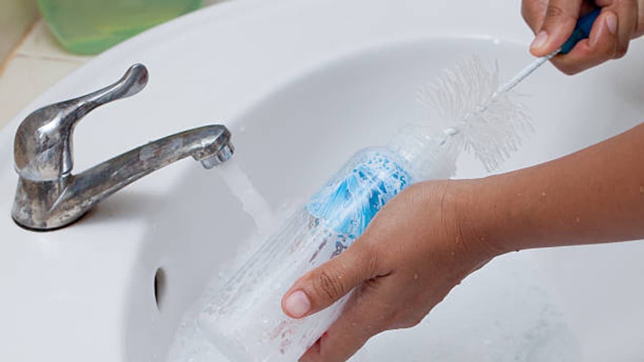 Bottle Cleaning: ಅದೆಷ್ಟೇ ಕೊಳಕಾದ್ರೂ ಬಾಟಲಿ ಫುಲ್ ಕ್ಲೀನ್ ಆಗುತ್ತೆ, ಒಂಚೂರು ವಾಸನೆ ಬರಲ್ಲ Bottle Cleaning: ಅದೆಷ್ಟೇ ಕೊಳಕಾದ್ರೂ ಬಾಟಲಿ ಫುಲ್ ಕ್ಲೀನ್ ಆಗುತ್ತೆ, ಒಂಚೂರು ವಾಸನೆ ಬರಲ್ಲ