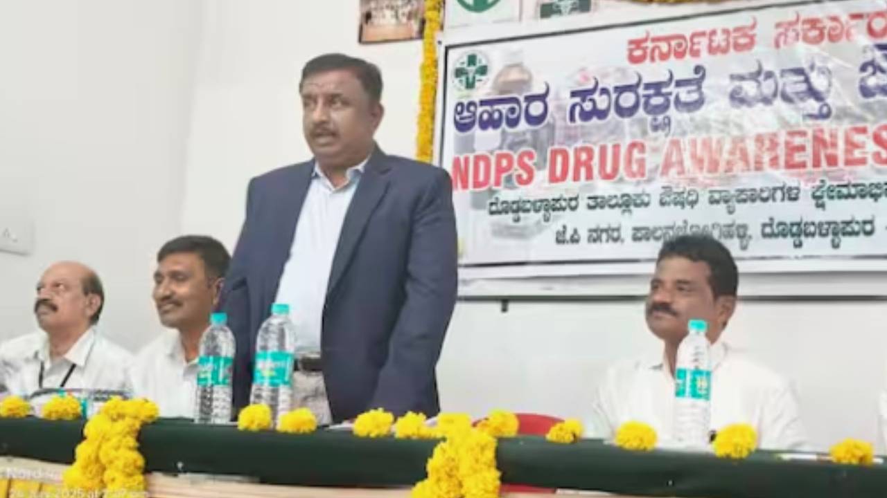 ಔಷಧ ಮಾರಾಟಗಾರರೇ ಗಮನಿಸಿ, ವೈದ್ಯರ ಚೀಟಿ ಇಲ್ಲದೇ ಏನನ್ನು ಕೊಡುವಂತಿಲ್ಲ, ಮೆಡಿಸಿನ್ ಮಾರಾಟದ ಹೊಸ ನಿಯಮ ಏನು? | Know The New Rule No Medicine Can Be Given To Patients Without Doctor Advice ಔಷಧ ಮಾರಾಟಗಾರರೇ ಗಮನಿಸಿ, ವೈದ್ಯರ ಚೀಟಿ ಇಲ್ಲದೇ ಏನನ್ನು ಕೊಡುವಂತಿಲ್ಲ, ಮೆಡಿಸಿನ್ ಮಾರಾಟದ ಹೊಸ ನಿಯಮ ಏನು? | Know The New Rule No Medicine Can Be Given To Patients Without Doctor Advice