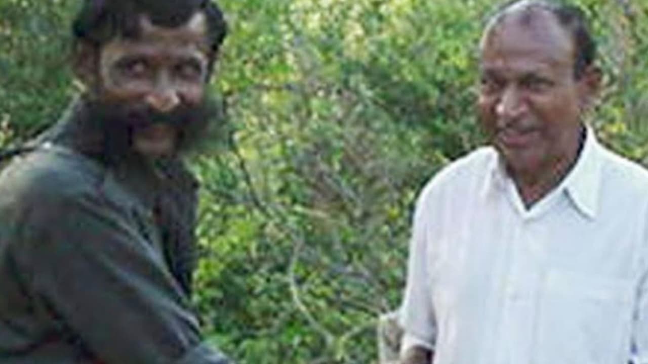 ಡಾ.ರಾಜ್ರನ್ನ ಕಾಡುಗಳ್ಳ ವೀರಪ್ಪನ್ ಅಪಹರಣ ಮಾಡಿ ಇಂದಿಗೆ ಇಪ್ಪತ್ತೈದು ವರ್ಷ! ಡಾ.ರಾಜ್ರನ್ನ ಕಾಡುಗಳ್ಳ ವೀರಪ್ಪನ್ ಅಪಹರಣ ಮಾಡಿ ಇಂದಿಗೆ ಇಪ್ಪತ್ತೈದು ವರ್ಷ!