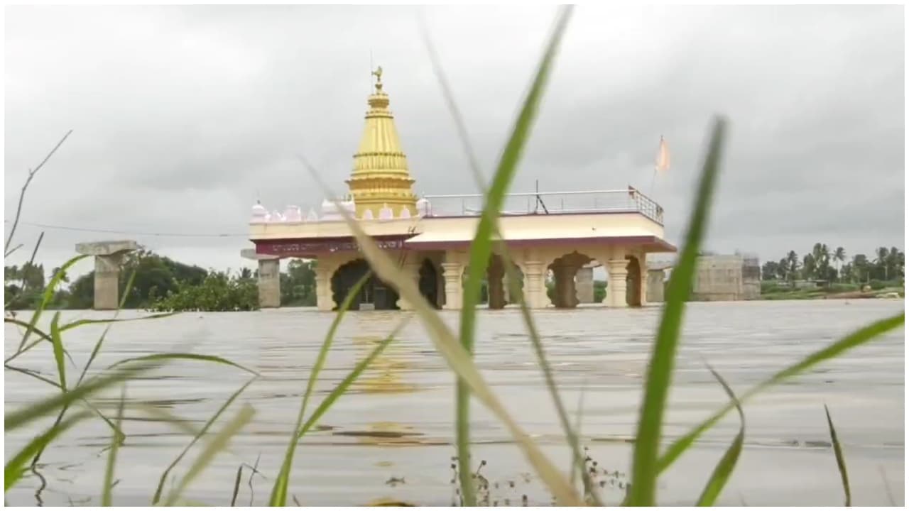 Ghataprabha river flood ಘಟಪ್ರಭಾ ಪ್ರವಾಹ ಭೀತಿ: ಆತಂಕದಿಂದ ದೇವರ ಮೊರೆ ಹೋದ ಮಹಿಳೆಯರು | Ghataprabha Krishna River Overflow Bagalkot And Chikkodi Face Flood Threat Gow Ghataprabha river flood ಘಟಪ್ರಭಾ ಪ್ರವಾಹ ಭೀತಿ: ಆತಂಕದಿಂದ ದೇವರ ಮೊರೆ ಹೋದ ಮಹಿಳೆಯರು | Ghataprabha Krishna River Overflow Bagalkot And Chikkodi Face Flood Threat Gow