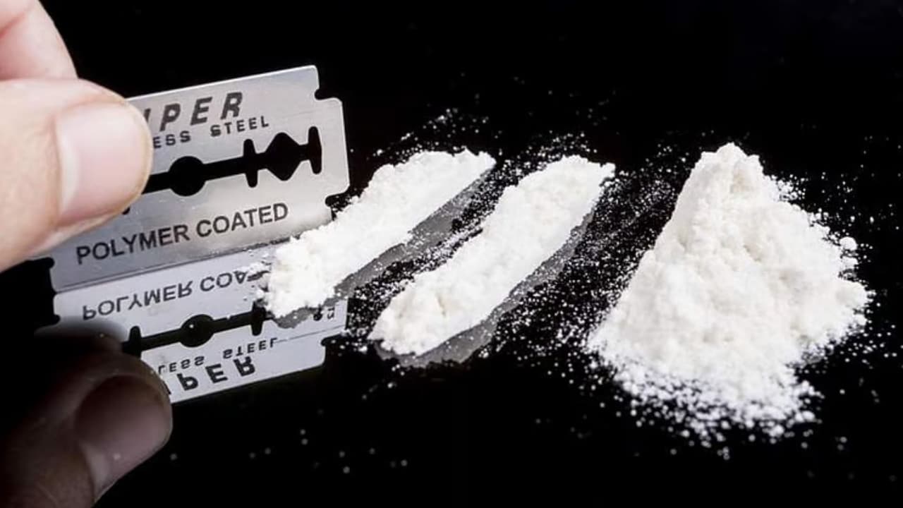 Mysuru MDMA racket: ಮೈಸೂರಿನಲ್ಲಿ ಡ್ರಗ್ಸ್ ದಂಧೆ: ಪೊಲೀಸರ ನಿದ್ದೆಗೆಡಿಸಿದ ಮಹಾರಾಷ್ಟ್ರ ಪೊಲೀಸರ ದಾಳಿ, ಮನೆ ಮನೆಗೆ ಹೊಕ್ಕು ತಪಾಸಣೆ! | Drug Racket In Mysore Karnataka Police Alert After Maharashtra Police Raid Mysuru MDMA racket: ಮೈಸೂರಿನಲ್ಲಿ ಡ್ರಗ್ಸ್ ದಂಧೆ: ಪೊಲೀಸರ ನಿದ್ದೆಗೆಡಿಸಿದ ಮಹಾರಾಷ್ಟ್ರ ಪೊಲೀಸರ ದಾಳಿ, ಮನೆ ಮನೆಗೆ ಹೊಕ್ಕು ತಪಾಸಣೆ! | Drug Racket In Mysore Karnataka Police Alert After Maharashtra Police Raid