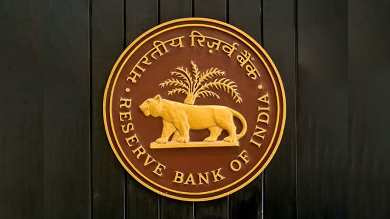 RBI: நகை அடகு வச்சிருக்கீங்களா? பிரபல ஃபைனான்ஸ் நிறுவனத்திற்கு ஆர்பிஐ அபராதம்! முழு விவரம்!