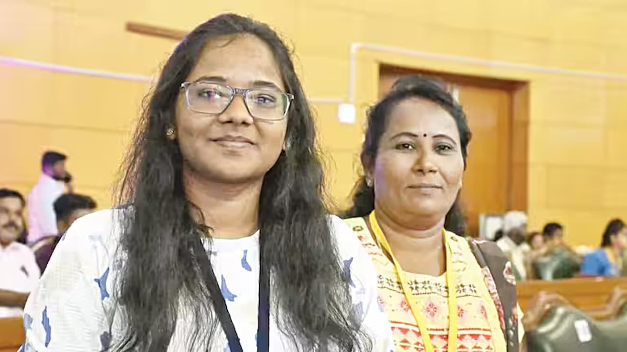 ಫಿಸಿಯೋಥೆರಫಿಸ್ಟ್ ಆಗಿರುವ 49 ವರ್ಷದ ಅಮ್ಮ ಹಾಗೂ ಆಕೆಯ ಮಗಳು, ಇಬ್ಬರೂ ಒಟ್ಟಿಗೆ ವೈದ್ಯಕೀಯ ಪ್ರವೇಶ ಪರೀಕ್ಷೆ ನೀಟ್‌ನಲ್ಲಿ ತೇರ್ಗಡೆ | Mother And Daughter Pass Neet Together In Tamil Nadu