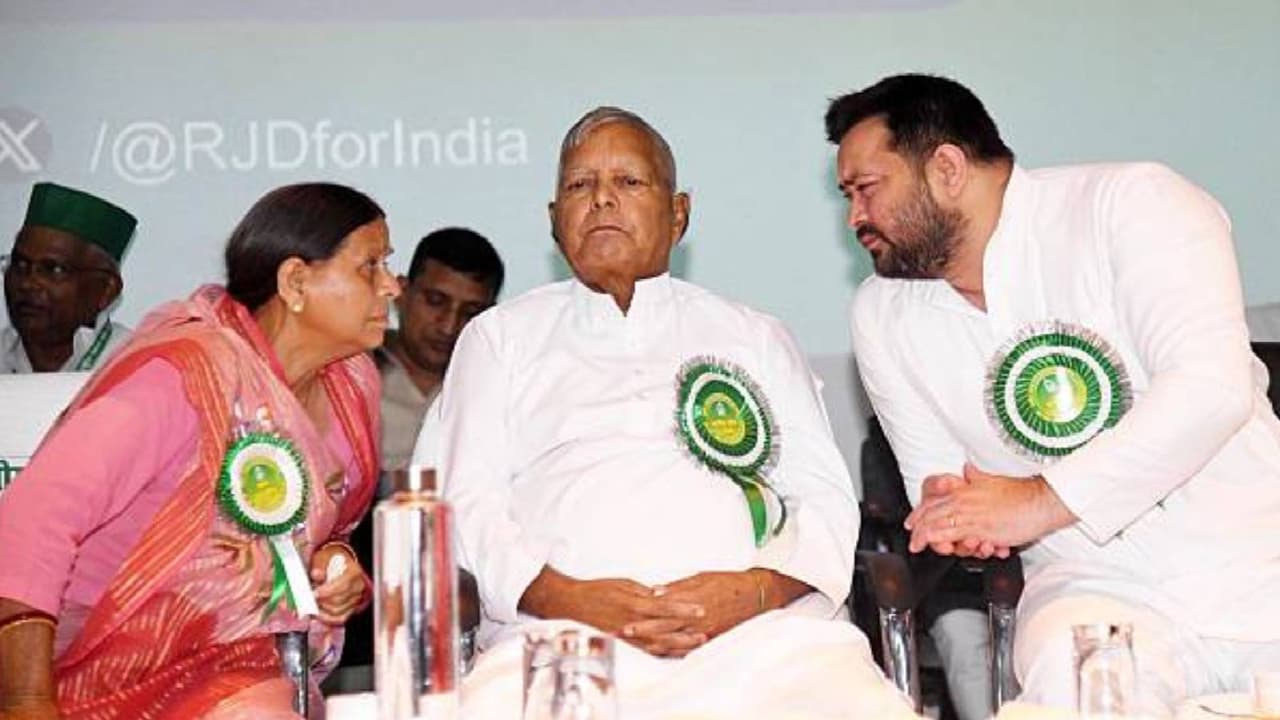 ಅಭ್ಯರ್ಥಿಗಳಿಗೆ ಮುಂಬರುವ ವಿಧಾನಸಭಾ ಚುನಾವಣೆಗೆ ಸ್ಪರ್ಧಿಸಲು ಬಿ ಫಾರಂ ನೀಡಿ ಬಳಿಕ ಅದನ್ನು ಹಿಂದಕ್ಕೆ ಪಡೆದುಕೊಂಡ ಆರ್ಜೆಡಿ | Bihar Election Rjd Gives Tickets To Candidates Then Withdraws Them ಅಭ್ಯರ್ಥಿಗಳಿಗೆ ಮುಂಬರುವ ವಿಧಾನಸಭಾ ಚುನಾವಣೆಗೆ ಸ್ಪರ್ಧಿಸಲು ಬಿ ಫಾರಂ ನೀಡಿ ಬಳಿಕ ಅದನ್ನು ಹಿಂದಕ್ಕೆ ಪಡೆದುಕೊಂಡ ಆರ್ಜೆಡಿ | Bihar Election Rjd Gives Tickets To Candidates Then Withdraws Them