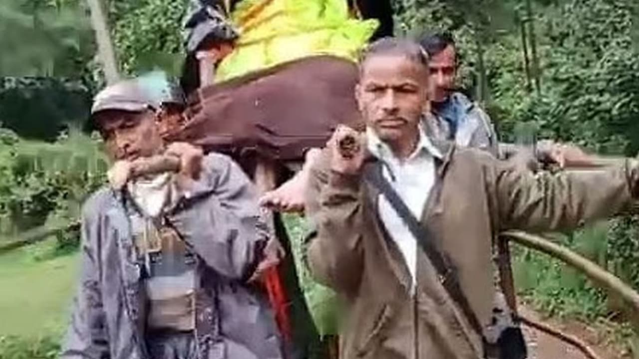 Belagavi shocking incident: ಬೆಳಗಾವಿ: ರೋಗಿಯನ್ನು ಆಸ್ಪತ್ರೆಗೆ ಸೇರಿಸಲು8 ಕಿ.ಮೀ. ಚಟ್ಟದ ಮೇಲೆ ಹೊತೊಯ್ದರು! | Shocking Incident Kongala Villagers Carry Patient 8 Km On Hill Hospital Rav Belagavi shocking incident: ಬೆಳಗಾವಿ: ರೋಗಿಯನ್ನು ಆಸ್ಪತ್ರೆಗೆ ಸೇರಿಸಲು8 ಕಿ.ಮೀ. ಚಟ್ಟದ ಮೇಲೆ ಹೊತೊಯ್ದರು! | Shocking Incident Kongala Villagers Carry Patient 8 Km On Hill Hospital Rav