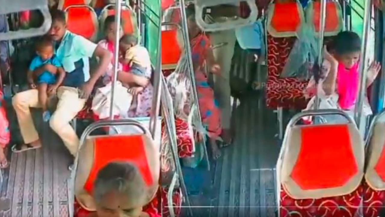 ಹಠಾತ್ ಬ್ರೇಕ್ ಹಾಕಿದ ಖಾಸಗಿ ಬಸ್: ತಾಯಿ ಕೈ ಜಾರಿ ರಸ್ತೆಗೆ ಬಿದ್ದ ಮಗು | Toddler Falls Off Bus In Tamil Nadu Due To Sudden Brake Drunk Police Video Viral ಹಠಾತ್ ಬ್ರೇಕ್ ಹಾಕಿದ ಖಾಸಗಿ ಬಸ್: ತಾಯಿ ಕೈ ಜಾರಿ ರಸ್ತೆಗೆ ಬಿದ್ದ ಮಗು | Toddler Falls Off Bus In Tamil Nadu Due To Sudden Brake Drunk Police Video Viral