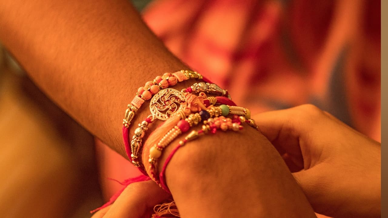 Raksha Bandhan 2025: ರಾಖಿ ಕಟ್ಟುವಾಗ ಎಷ್ಟು ಗಂಟು ಹಾಕಬೇಕು, ಆಚರಣೆಯ ಹಿಂದಿನ ಮಹತ್ವವೇನು? Raksha Bandhan 2025: ರಾಖಿ ಕಟ್ಟುವಾಗ ಎಷ್ಟು ಗಂಟು ಹಾಕಬೇಕು, ಆಚರಣೆಯ ಹಿಂದಿನ ಮಹತ್ವವೇನು?