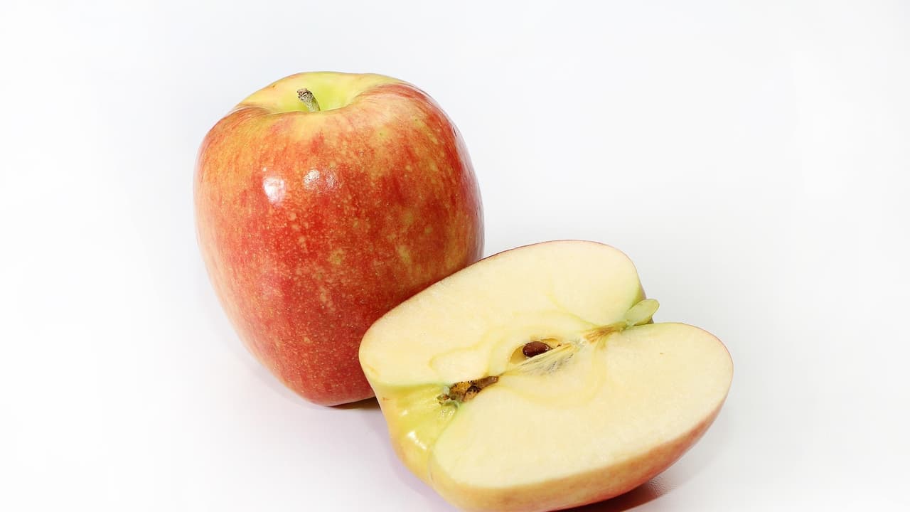 ರಾತ್ರಿ 9 ಗಂಟೆ ಆದ್ಮೇಲೆ ಸೇಬು ತಿಂತೀರಾ, ಈ ಸಮಸ್ಯೆ ಬರ್ಬೋದು ಎಚ್ಚರ! ರಾತ್ರಿ 9 ಗಂಟೆ ಆದ್ಮೇಲೆ ಸೇಬು ತಿಂತೀರಾ, ಈ ಸಮಸ್ಯೆ ಬರ್ಬೋದು ಎಚ್ಚರ!