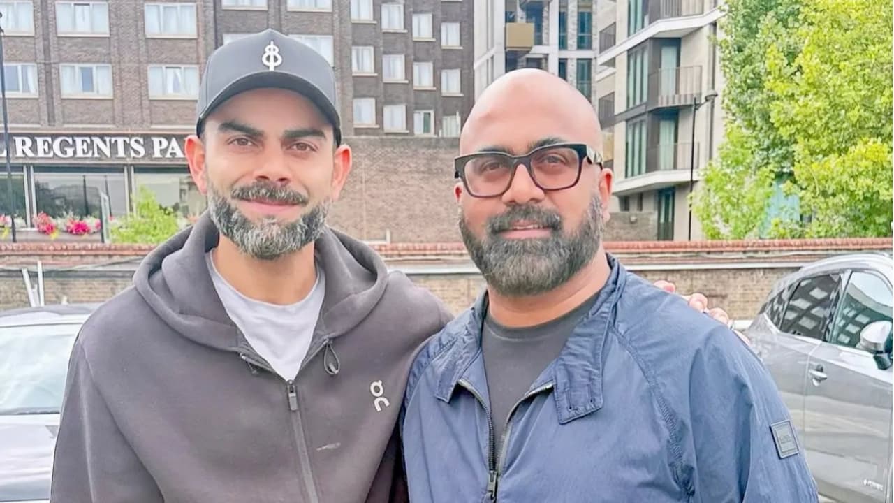 Virat Kohli latest cricket updates | ಟೆಸ್ಟ್ ನಿವೃತ್ತಿ ಬಳಿಕ ಬದಲಾದ ವಿರಾಟ್ ಕೊಹ್ಲಿ ಲುಕ್; ಏಕದಿನ ಕ್ರಿಕೆಟ್ಗೂ ವಿದಾಯ ಹೇಳ್ತಾರಾ ಟೀಂ ಇಂಡಿಯಾ ರನ್ ಮಷೀನ್? | Virat Kohli Aged Look In London Goes Viral Sparks Retirement Speculations Kvn Virat Kohli latest cricket updates | ಟೆಸ್ಟ್ ನಿವೃತ್ತಿ ಬಳಿಕ ಬದಲಾದ ವಿರಾಟ್ ಕೊಹ್ಲಿ ಲುಕ್; ಏಕದಿನ ಕ್ರಿಕೆಟ್ಗೂ ವಿದಾಯ ಹೇಳ್ತಾರಾ ಟೀಂ ಇಂಡಿಯಾ ರನ್ ಮಷೀನ್? | Virat Kohli Aged Look In London Goes Viral Sparks Retirement Speculations Kvn