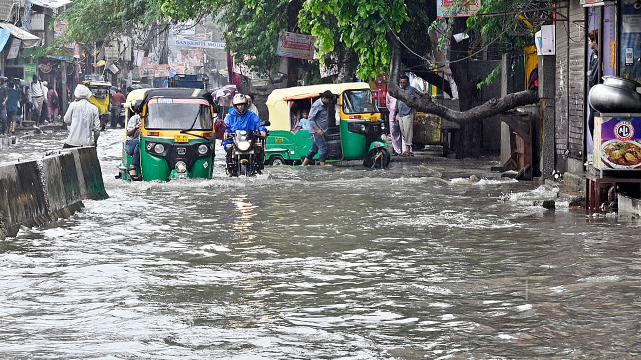 ಬೆಂಗಳೂರಲ್ಲಿ ವರುಣನ ಅಬ್ಬರದ ಬೆನ್ನಲ್ಲೇ ಎಚ್ಚರಿಕೆ, ಮುಂದಿನ 3 ಗಂಟೆ ಬಿರುಗಾಳಿ ಸಹಿತ ಮಳೆ | Imd Issues Orange Alert To Bengaluru Heavy Rain In Next 3 Hours ಬೆಂಗಳೂರಲ್ಲಿ ವರುಣನ ಅಬ್ಬರದ ಬೆನ್ನಲ್ಲೇ ಎಚ್ಚರಿಕೆ, ಮುಂದಿನ 3 ಗಂಟೆ ಬಿರುಗಾಳಿ ಸಹಿತ ಮಳೆ | Imd Issues Orange Alert To Bengaluru Heavy Rain In Next 3 Hours